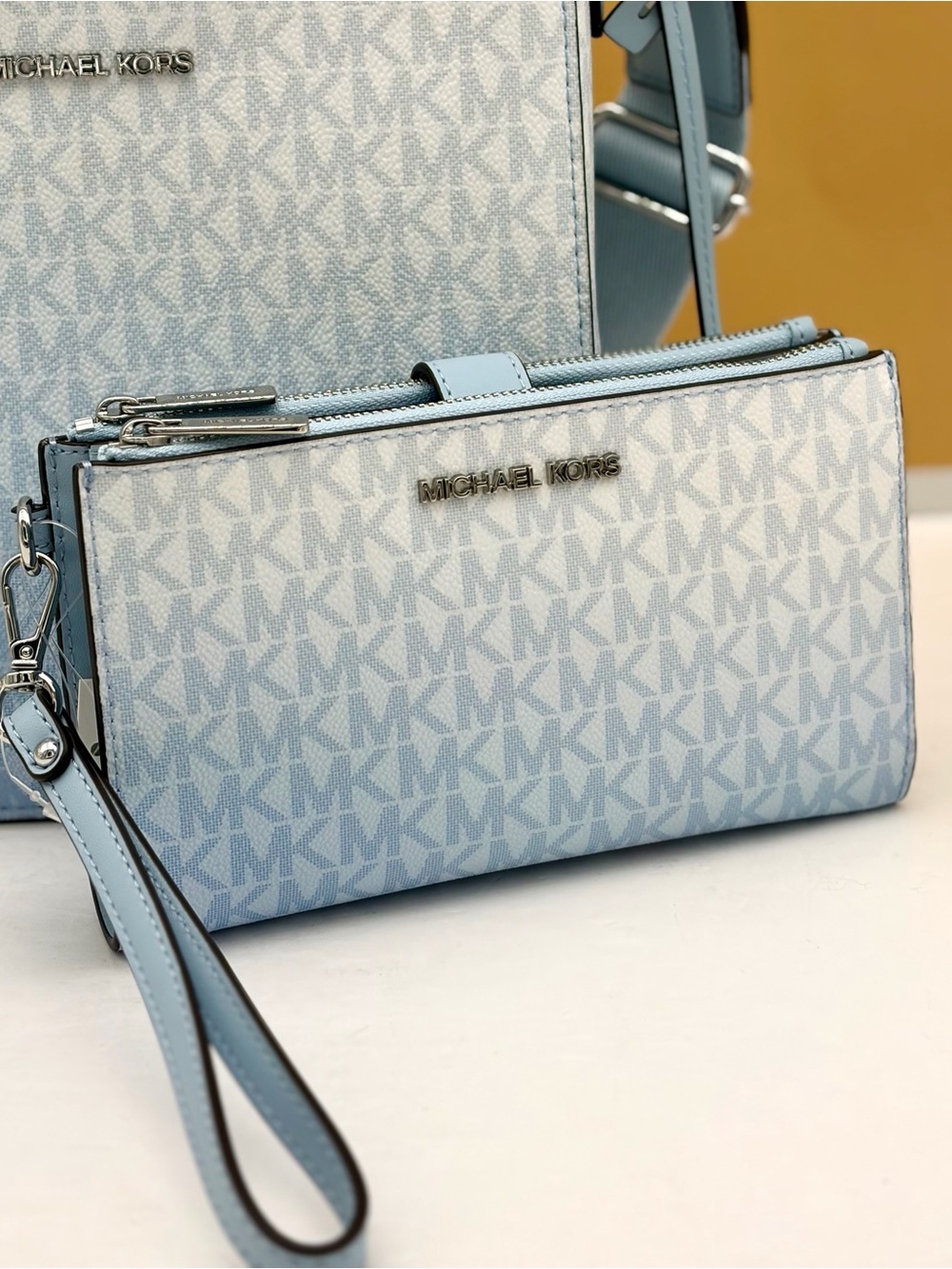 MICHAEL KORS OUTLET
Jet Set Large Ombré Signature Logo Wristlet Wallet - Picture 9 of 14
